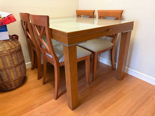 Salón compuesto por mueble, mesas y sillas