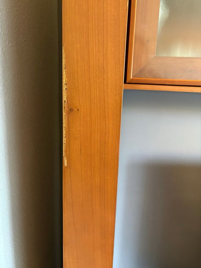 Salón compuesto por mueble, mesas y sillas