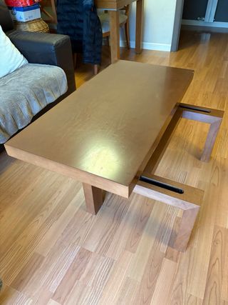 Salón compuesto por mueble, mesas y sillas