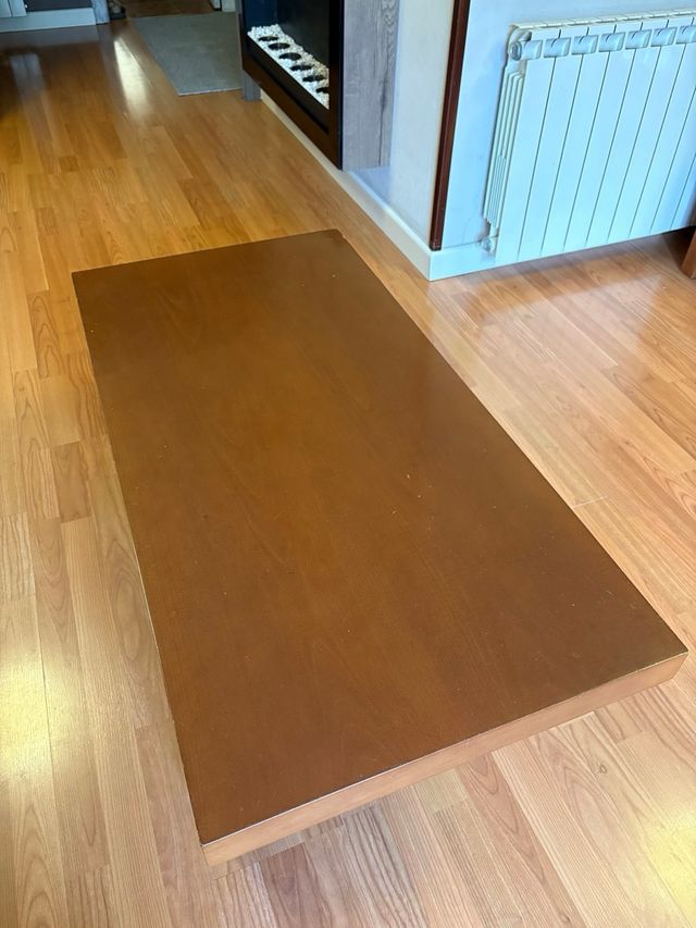 Salón compuesto por mueble, mesas y sillas