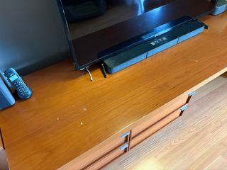 Salón compuesto por mueble, mesas y sillas