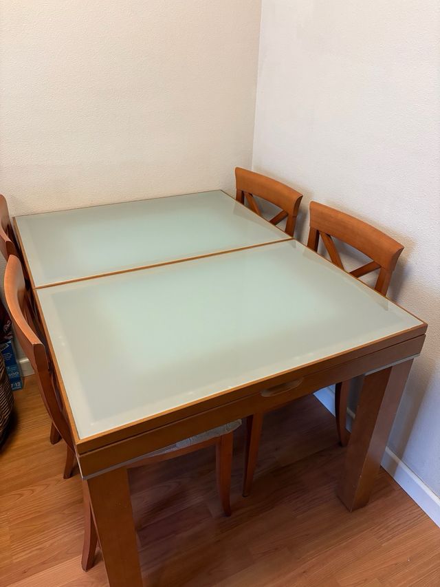 Salón compuesto por mueble, mesas y sillas