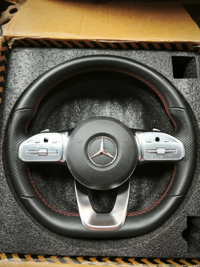 Volante Mercedes AMG costura roja.