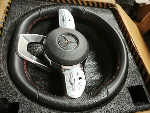 Volante Mercedes AMG costura roja.