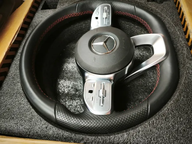 Volante Mercedes AMG costura roja.