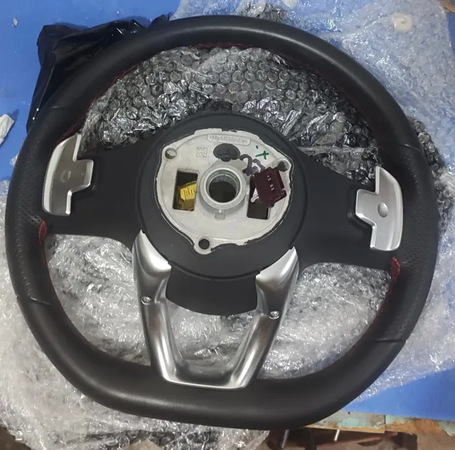 Volante Mercedes AMG costura roja.