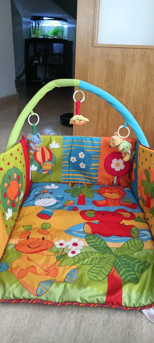 Manta de actividades para bebé con peluches