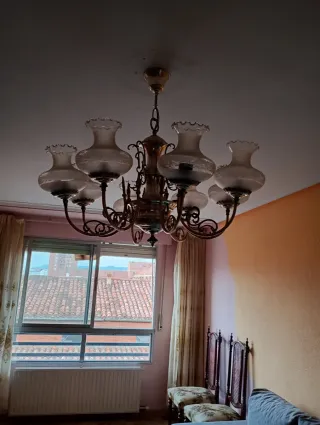 Lámpara de techo dorada con tulipas de cristal