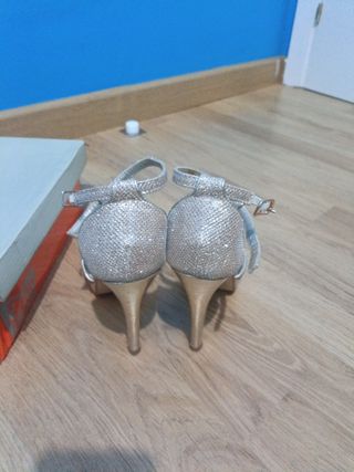 Tacones dorados y plateados brillantes
