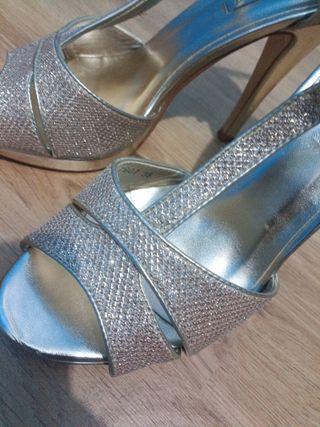 Tacones dorados y plateados brillantes