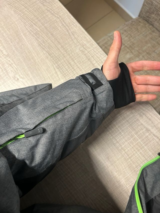 Chaqueta Helly Hansen gris y verde