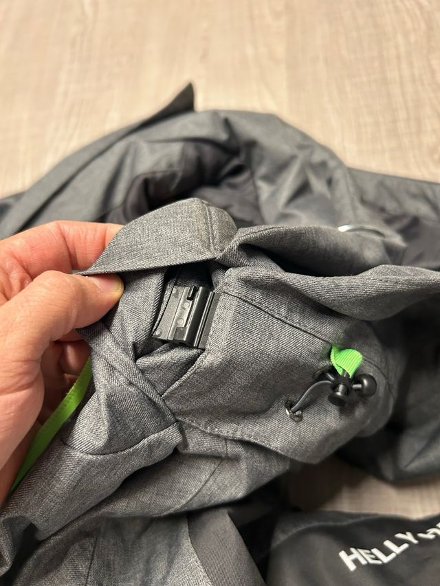 Chaqueta Helly Hansen gris y verde