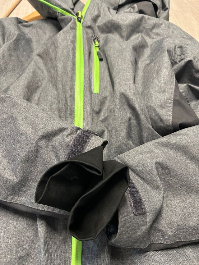 Chaqueta Helly Hansen gris y verde