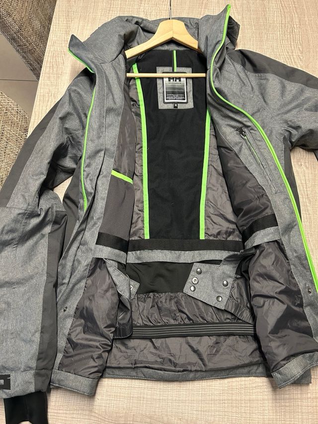 Chaqueta Helly Hansen gris y verde