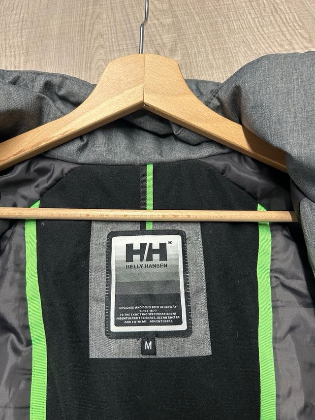 Chaqueta Helly Hansen gris y verde