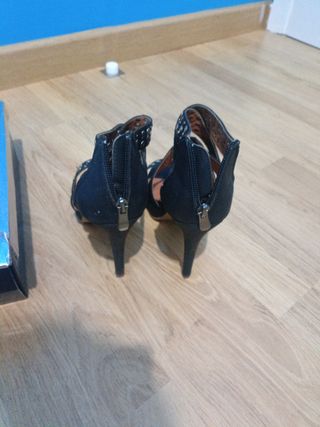 Tacones negros con tachuelas