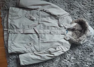 Parka beige con capucha forrada