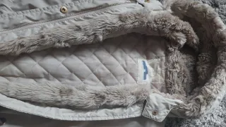 Parka beige con capucha forrada