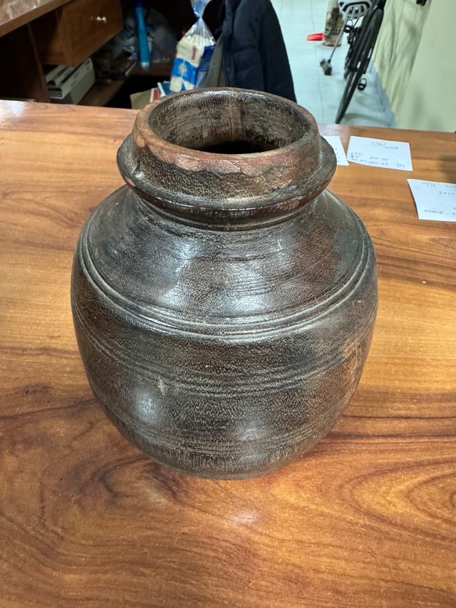 Jarrón de madera decorativo