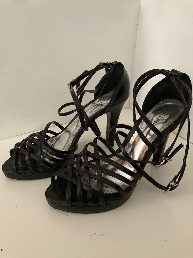 Tacones negros de tiras