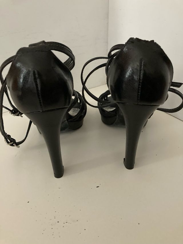 Tacones negros de tiras