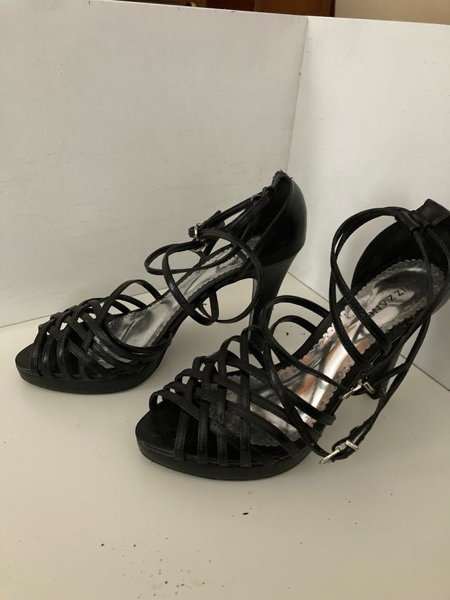 Tacones negros de tiras