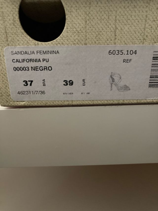 Tacones negros de tiras