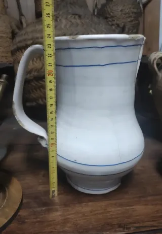 Jarra cerámica antigua con rayas azules