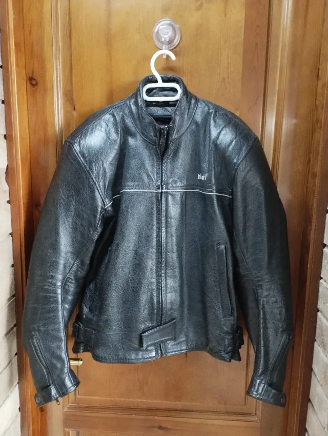 Chaqueta Cuero Deportiva Moto entallada