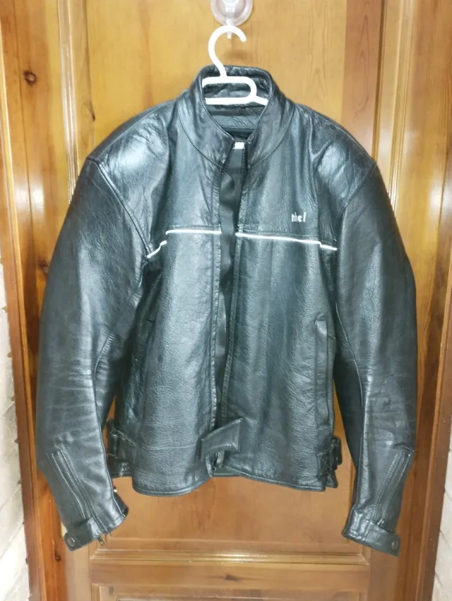 Chaqueta Cuero Deportiva Moto entallada