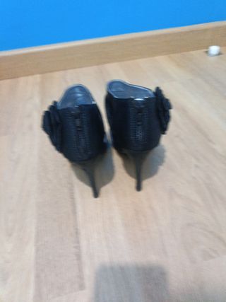 Tacones negros