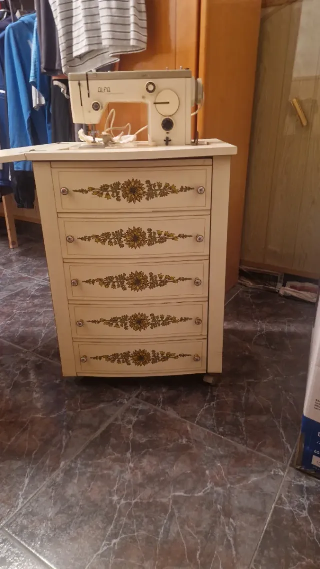 Maquina de coser con cajonera con diseño floral