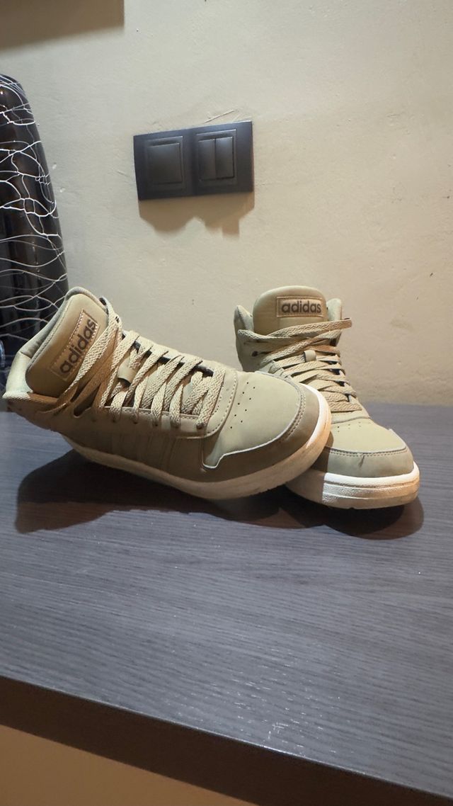 Zapatillas Adidas verde oliva en buen estado