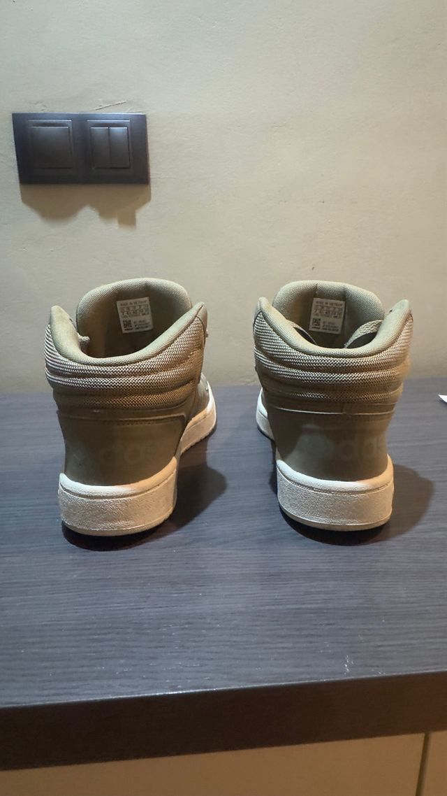 Zapatillas Adidas verde oliva en buen estado