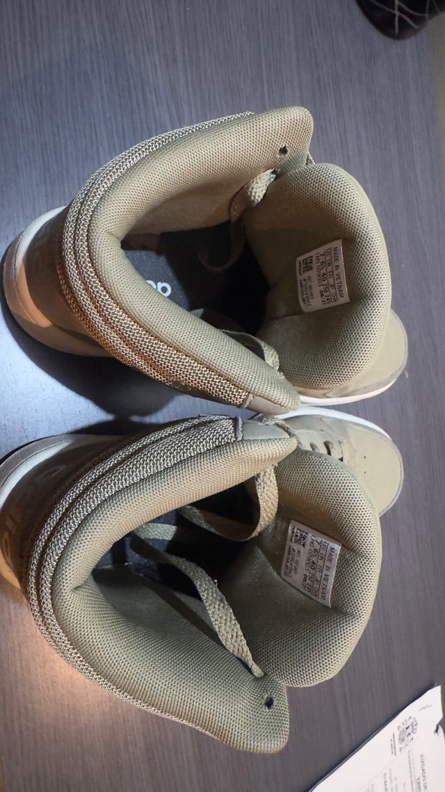 Zapatillas Adidas verde oliva en buen estado