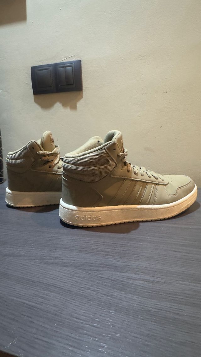 Zapatillas Adidas verde oliva en buen estado