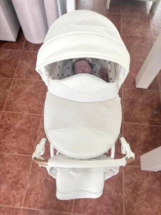 Coche capota con muñeca robot