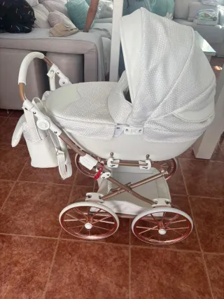 Coche capota con muñeca robot