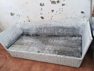 Sofá de mimbre exterior gris y blanco