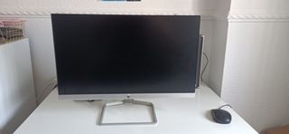 Pantalla de ordenador plata y blanca