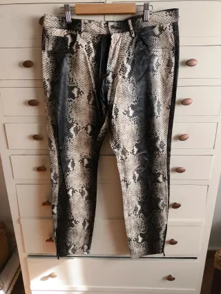 Pantalón efecto piel serpiente Zara