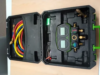 Manómetro Digital y bomba de vacio