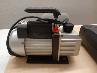 Manómetro Digital y bomba de vacio