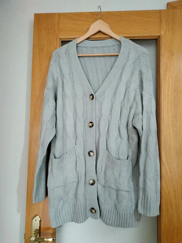 Chaqueta de punto gris trenzado