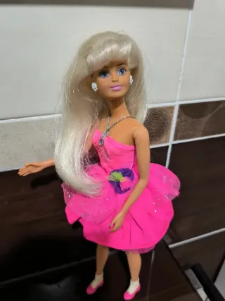 Barbie con vestito da ballerina rosa brillante