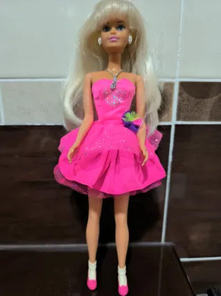 Barbie con vestito da ballerina rosa brillante