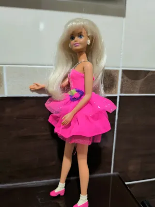 Barbie con vestito da ballerina rosa brillante
