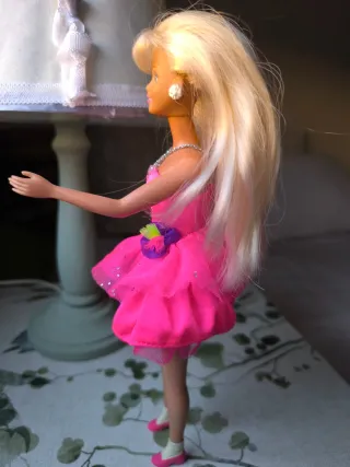 Barbie con vestito da ballerina rosa brillante