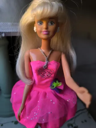 Barbie con vestito da ballerina rosa brillante