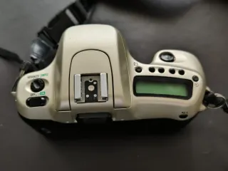 Cámara Nikon F50 con accesorios.